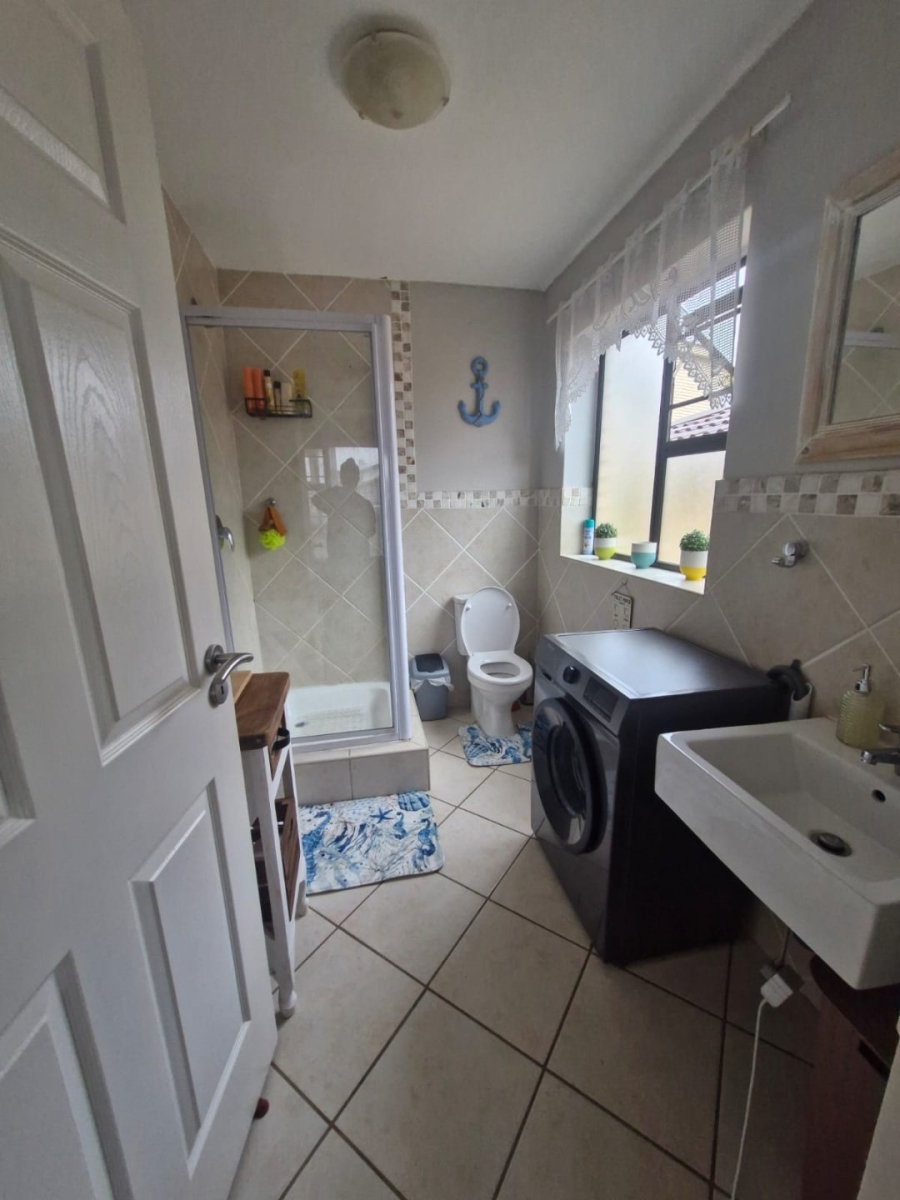 To Let 3 Bedroom Property for Rent in Wavecrest Eastern Cape